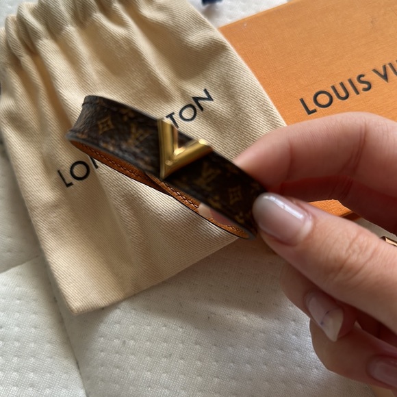Louis Vuitton Essential V Bracelet - Picture 2 of 4